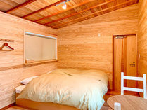 ・【カエルの家】木の温もりが感じられるお部屋にはシングルベッド2台をご用意