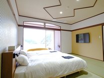 温泉街側和モダン客室：12畳+twn（47平米）温もりの畳敷きにゆったりサイズのセミダブルベッド２つを設置。