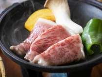 【夕食一例】美味しい水と澄み切った空気、佐賀県特有の穏やかな気候の中で育てられた佐賀牛の陶板焼き。