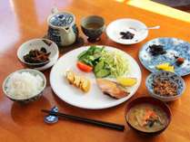 和洋選べる朝食。飯綱産コシヒカリと具だくさん味噌汁、焼魚などほっとするお料理。