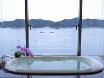 貴賓室のバスルームから美しい海景色を眺め・・・リラックス！