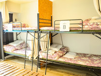 ・女性専用ドミトリー：2台ベッド3台を設置した6名相部屋です
