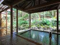 早太郎温泉露天風呂。眩い緑を眺めながらゆっくりご入浴ください。