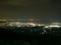 ■蒲郡の夜景。真ん中には新幹線が通っており、夜は流れ星のように見えます。