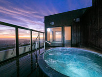 ■最上階の露天風呂。入浴される時間帯で変わる景色をお楽しみください。