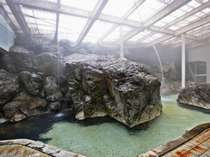 自然のままの岩石を大浴場に！源泉100％かけ流しの温泉は混浴で（一部時間は女性専用）飲泉もできる