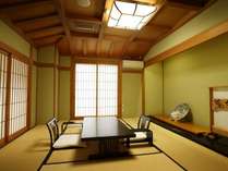 【ロイヤルスイート】風情ある飛石を渡り終えると、畳の香りに癒される趣ある和室がお出迎え。