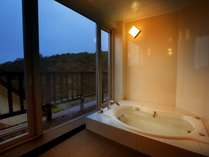 【ロイヤルスイート】展望風呂では、疲れを癒す天然温泉を八甲田を展望しながらお楽しみいただけます。