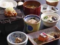 甘辛い味噌を朴葉の上で焼く『朴葉味噌』を、炊き立てごはんで召し上がる和朝食。