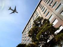 【外観】当館の真上を通過する飛行機。函館空港から近くの立地の為、着陸する飛行機がすぐ真上を通ります。