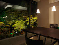 【食事処CHIKURIN】外に広がる日本庭園を望む個室があり、幻想と現実が入り混じる不思議な空間です。