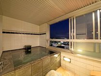 【WAMODERN和洋室】刻一刻と変わる景色を眺めながら温泉に浸かる。展望風呂からの眺めも最高です。