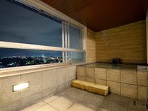 【WAMODERN和洋室】眼下に函館の街並みを眺めながら、タイル造りの展望風呂で湯浴みをお愉しみください。