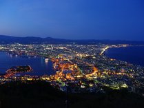 【函館山夜景】函館市と近郊を一望できる展望台からの眺めは日本三大夜景のひとつです