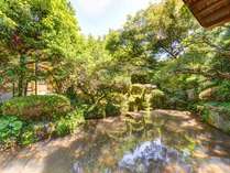 *離れ（富士）からの景観/四季の表情を満喫できる日本庭園。外に出てお散歩することも。