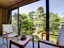 *別邸（客室一例）/頬をなでる心地よい風と緑豊かな日本庭園。都会の喧騒から離れ心和むひと時をお約束。