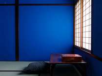 蒼白い月｜前室は鮮やかな群青の壁が人気です