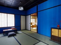 蒼白い月｜前室は鮮やかな群青の壁が人気です。リビングを含む3室と、約50坪の広い庭を有する和洋室