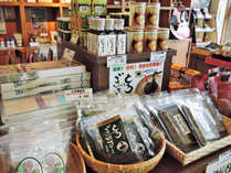 *売店/秋田をはじめ、東北のご当地土産各種を取り揃えております。　