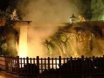 草津温泉のシンボル湯畑「湯滝」の夜景です。