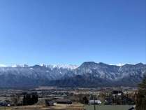 宿からの風景。青い空と白い北アルプスのコントラストが美しいです。