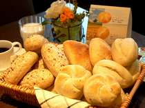 朝食バイキングにはヨーロッパより直輸入した4種類の無添加パンも♪