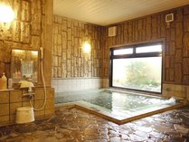 活性石人工温泉大浴場　（男女別）　体を芯から温める人工温泉です。