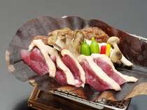 鴨肉を用いた朴葉味噌焼き。信州味噌でどうぞ。日本酒との相性が抜群です。