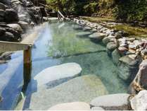 混浴大露天風呂広々とした岩造りの露天風呂、川の流れを横目にダイナミックにお楽しみください。