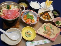 里山の夕食です。地の肉に魚・野菜を中心に、女将が心を込めて作っております。翌日の元気注入できます！