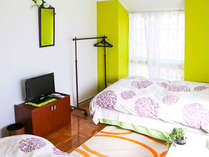 ・＜洋室ツインルーム一例＞グリーンを基調とした明るい印象のお部屋