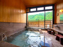 お風呂は朝風呂がオススメ！木曽の山景色を眺めながらの温泉は格別♪緑がすごく綺麗です