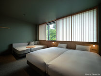 Moderate｜シングルベッド2台とダブルサイズのソファベッド、サイドテーブルがある洋室です。