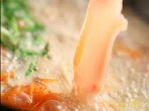 【ハーブ鶏の水炊き鍋】一昼夜かけて白濁になるまで煮出した白濁スープで頂くハーブ鶏