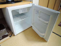 *【お部屋一例】全室・空の冷蔵庫完備！持ち込んだ飲料水などにどうぞ。