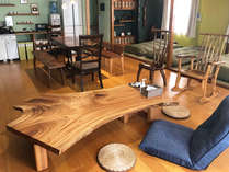 ・家具職人のオーナー手作りの一枚板のローテーブル