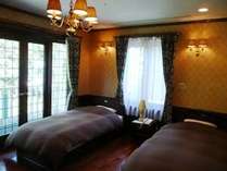 特別貴賓室【ユー】２階フローリング２ベッド＋１０畳和室。シモンズ製ベッド使用。バルコニーあり。