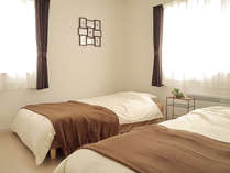 ・＜ベッドルーム＞ホワイトとブラウンを基調としたシンプルなお部屋