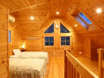 ≪ログコテージ≫Ａタイプの寝室例。3名様以上の場合はお布団をご用意。