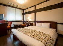 【客室】２８平米のひろ～いダブルルーム。ベッドも１６０センチのキングサイズ！