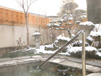 #雪の景色をゆっくりと眺めて源泉掛け流しの温泉を満喫