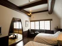 ２階は洋室12畳と和室10畳の２部屋をご用意。