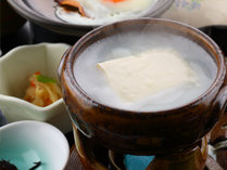 嬉野温泉名物の温泉湯どうふは全プラン朝食でどうぞ　だんだんと白いスープになります(^^♪