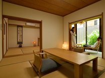 本館和室一例、木の温もりが優しい印象の和室でゆっくりとしたスロータイムを演出