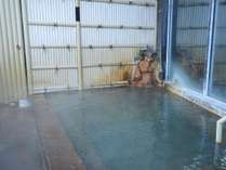 ◆露天風呂－源泉かけ流し１００％。湯船から贅沢に溢れ出ています！噴火湾を望むことができますよ。