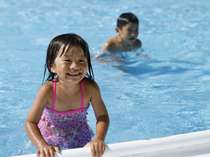 『屋外プール』深さの違う２つのプールで３歳も子供も足がつく！！
