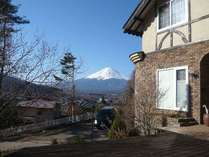建物正面に富士山と湖を望む玄関横の『富士山デッキ』からの景色