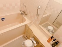 《東館洋室浴室》洗い場が別“セパレートタイプ”のお風呂です。疲れを癒してお寛ぎ下さい。