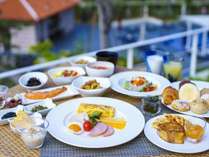 【朝食】沖縄地元食材とヘルシーをテーマに60種類以上のお料理をビュッフェスタイルでお楽しみください。