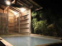 貸切露天風呂「竹林の湯」。夜はライトアップされて幻想的に。